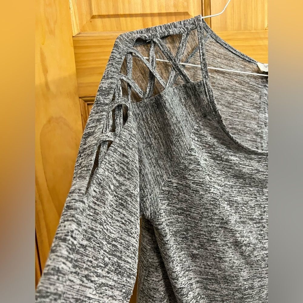 Umgee size small gray open weave sleeve top - Picture 2 of 4